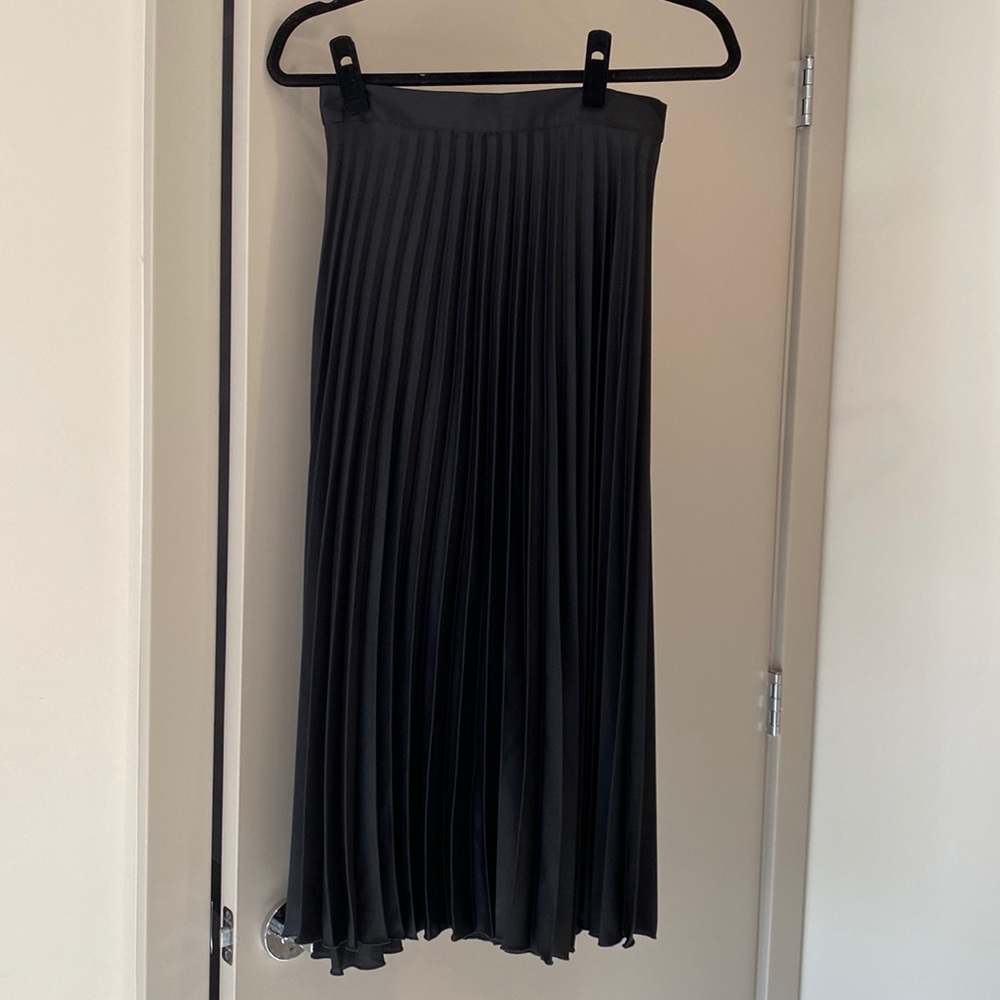 🎀NWT🎀 Zara pleated midi skirt